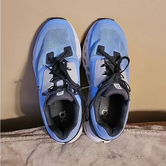 Elevate your active lifestyle with these On Cloudstratus - Picture 5 of 7